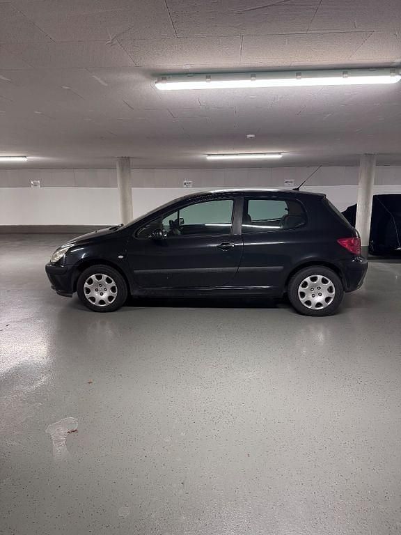 Schwarz Gebraucht 2001 Peugeot 307 Limousine | 4.099 € (Teuer) - Bild 1/4