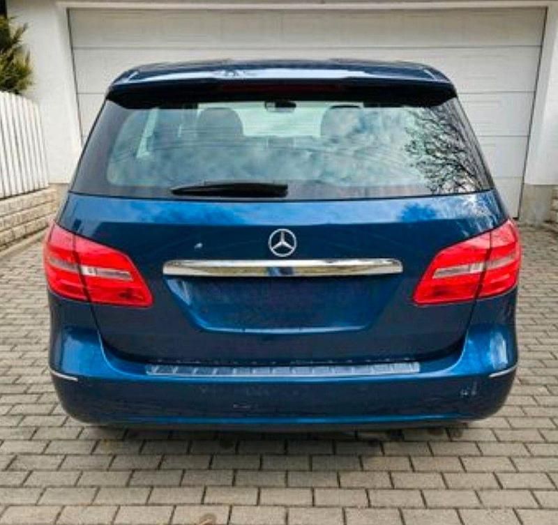 Gebraucht Mercedes B180 109 PS (80 kW) 2012 Blau Van / Kleinbus