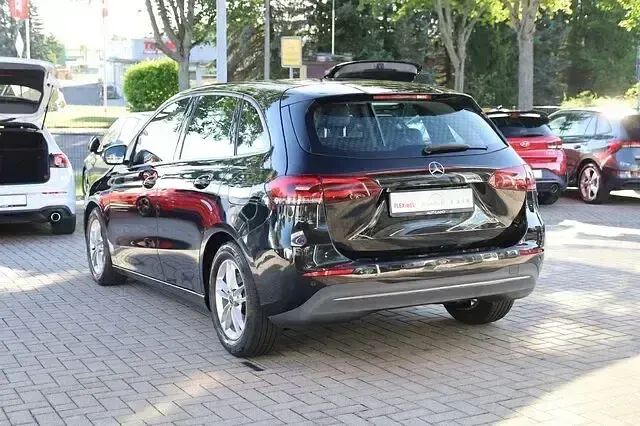 Gebraucht Mercedes B180 136 PS (100 kW) 2019 Schwarz metallic Kleinwagen