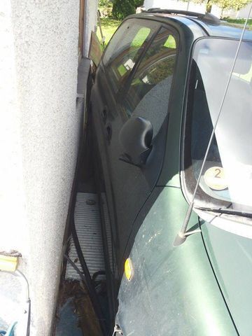 Gebraucht Kia Carnival 126 PS (92 kW) 2001 Grün Van / Kleinbus