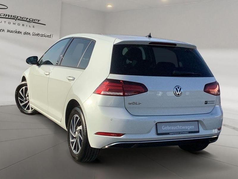 Gebraucht VW Golf VII Sound 150 PS (110 kW) 2018 Weiß (oryxwhite perlmutteffekt) Limousine