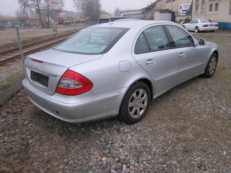 Gebraucht Mercedes E280 231 PS (169 kW) 2006 Iridiumsilber metallic (metallic) Limousine