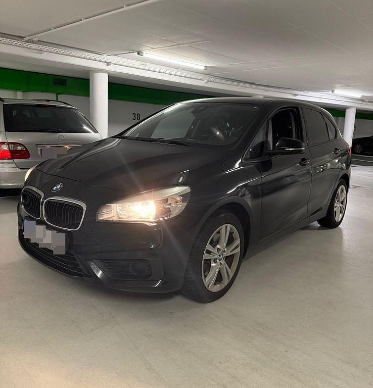 Schwarz Gebraucht 2015 BMW 220 Active Tourer Comfort Edition Van / Kleinbus | 12.250 € (Fairer Preis) - Bild 1/4