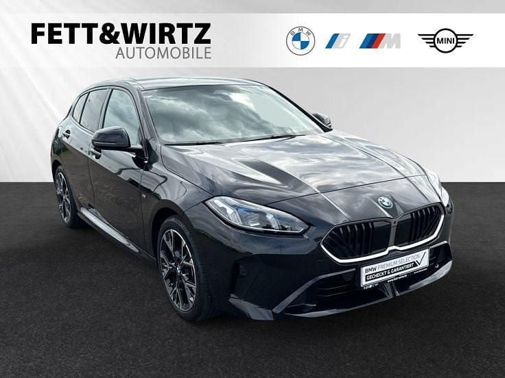Saphirschwarz metallic Gebraucht 2025 BMW 120 M Sport Kleinwagen | 34.400 € (Fairer Preis) - Bild 1/3