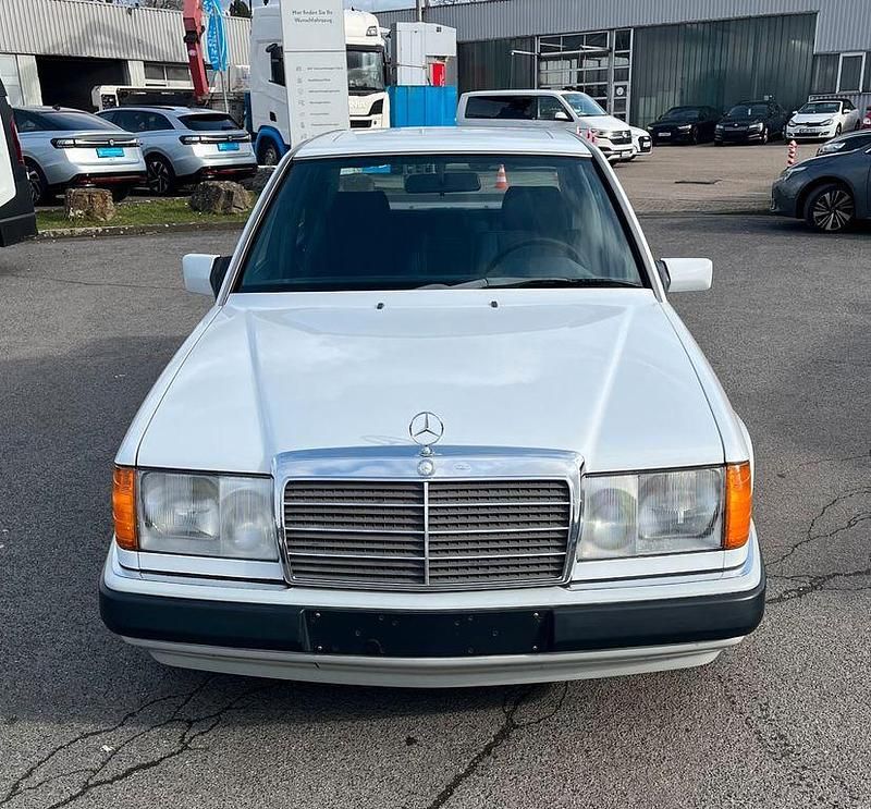 Gebraucht Mercedes 200 118 PS (86 kW) 1990 Weiß Limousine