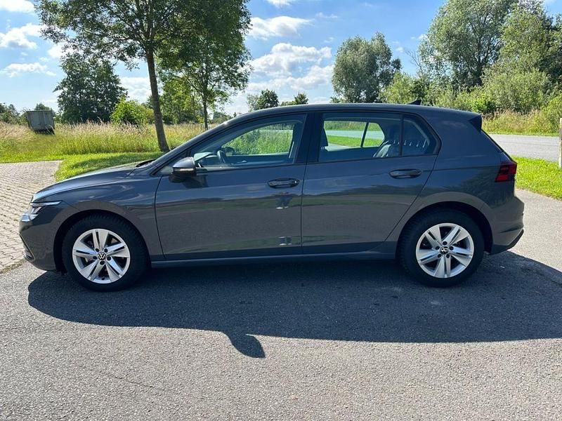 Gebraucht VW Golf VIII Life 131 PS (96 kW) 2022 Grau Limousine