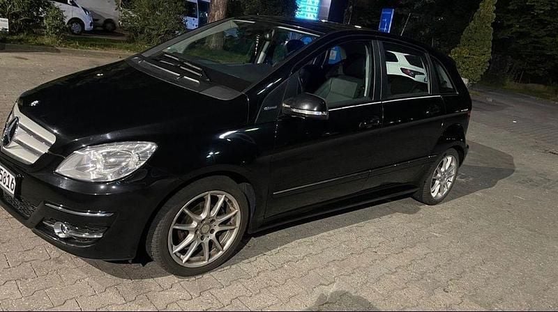 Gebraucht Mercedes B180 116 PS (85 kW) 2011 Schwarz Van / Kleinbus