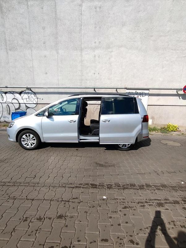 Grau Gebraucht 2017 VW Sharan Van / Kleinbus | 15.900 € (Guter Preis) - Bild 1/4