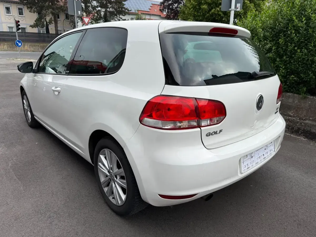 Gebraucht VW Golf VI Style 105 PS (77 kW) 2011 Weiß Kleinwagen
