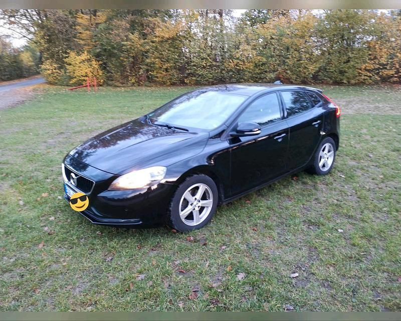 Schwarz Gebraucht 2017 Volvo V40 Limousine | 8.290 € (Guter Preis) - Bild 1/4