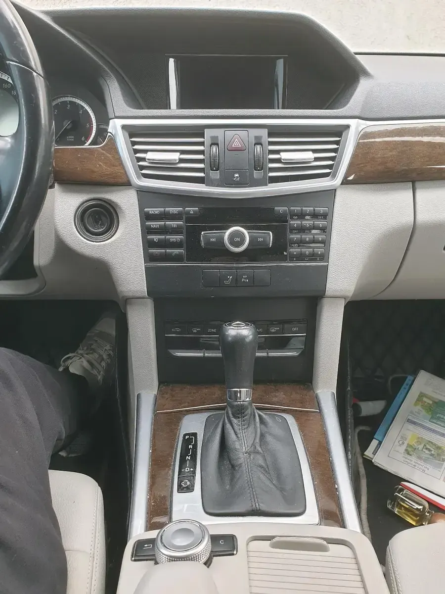 Usado Mercedes E220 170 CV (125 kW) 2011 Negro Familiar