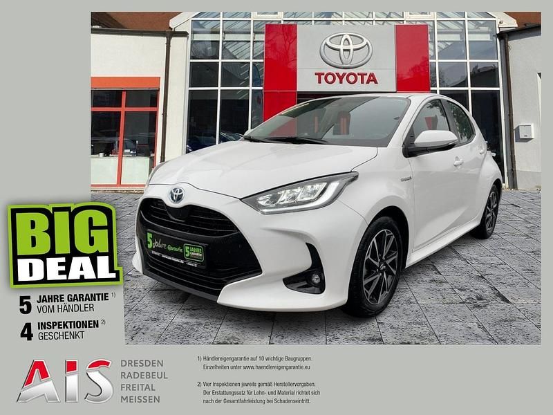Schneeweiß Gebraucht 2021 Toyota Yaris Hybrid Club Kleinwagen | 18.490 € (Fairer Preis) - Bild 1/3