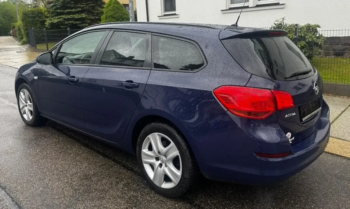 Gebraucht Opel Astra 125 PS (91 kW) 2011 Blau Kombi
