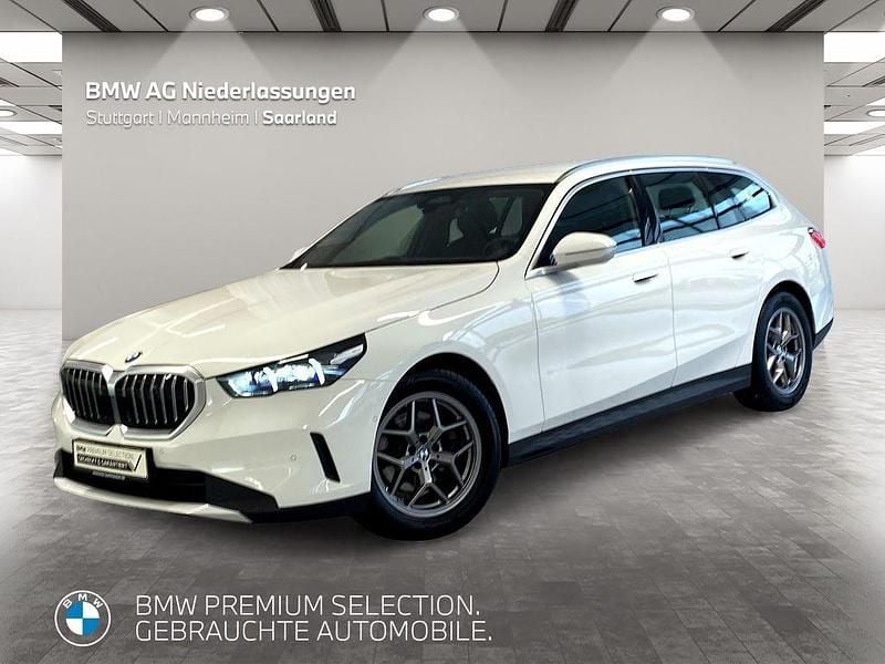 Weiß Gebraucht 2024 BMW 520 Comfort Edition Kombi | 46.901 € (Superpreis) - Bild 1/4