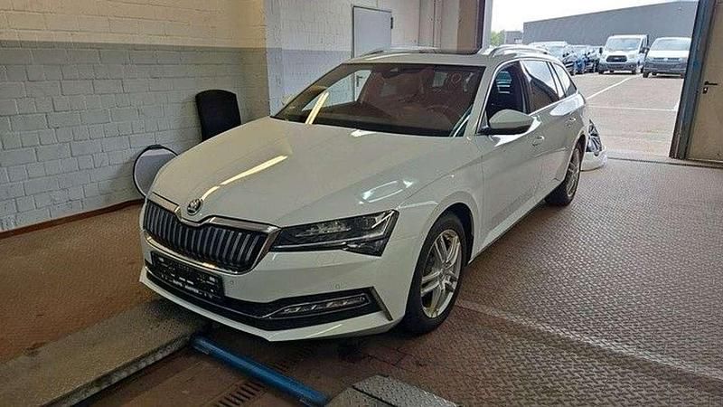 Moonweiss metallic Gebraucht 2021 Skoda Superb Kombi | 21.900 € (Fairer Preis) - Bild 1/4