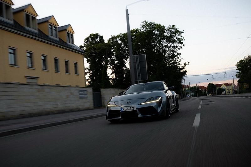 Grau Gebraucht 2019 Toyota Supra Premium Coupé | 57.390 € - Bild 1/4