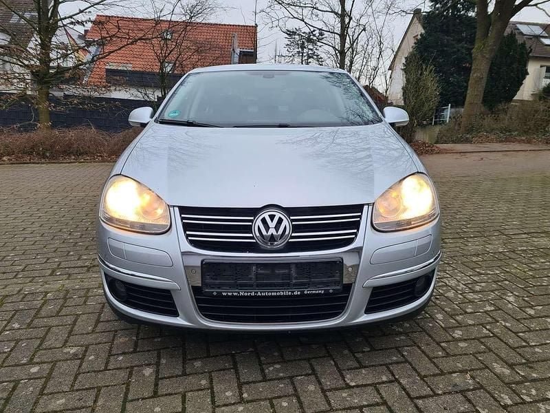 Silber Gebraucht 2009 VW Jetta Sportline Limousine | 3.799 € (Guter Preis) - Bild 1/4