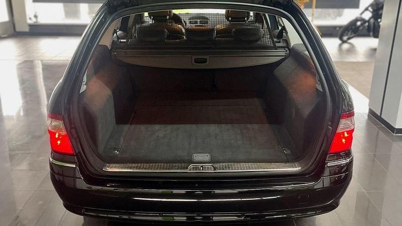 Second-hand Mercedes E500 306 CP (225 kW) 2004 Negru Berlinǎ