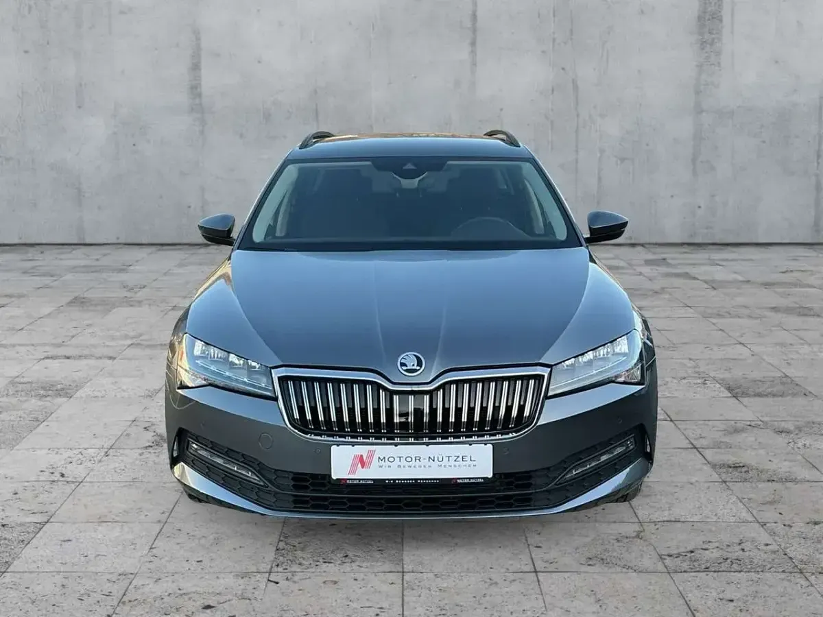 Gebraucht Skoda Superb Ambition 150 PS (110 kW) 2023 Grau Kombi