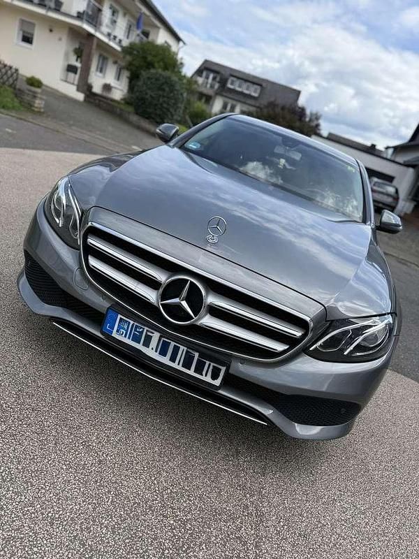 Grau Gebraucht 2016 Mercedes E220 Limousine | 22.500 € (Guter Preis) - Bild 1/4