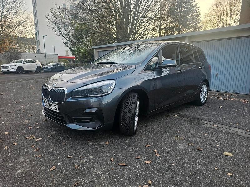 Grau Gebraucht 2018 BMW 220 Gran Tourer Sport Line Van / Kleinbus | 14.499 € (Fairer Preis) - Bild 1/4