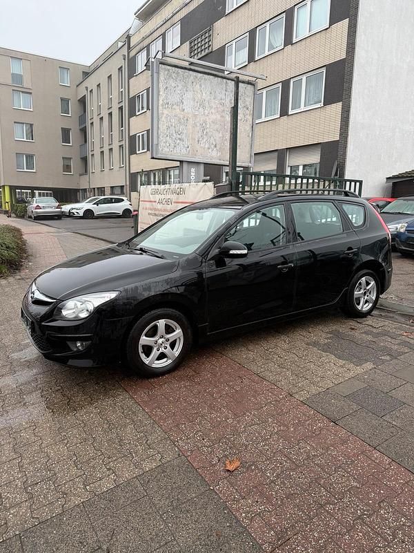 Gebraucht Hyundai i30 90 PS (66 kW) 2011 Schwarz Kombi