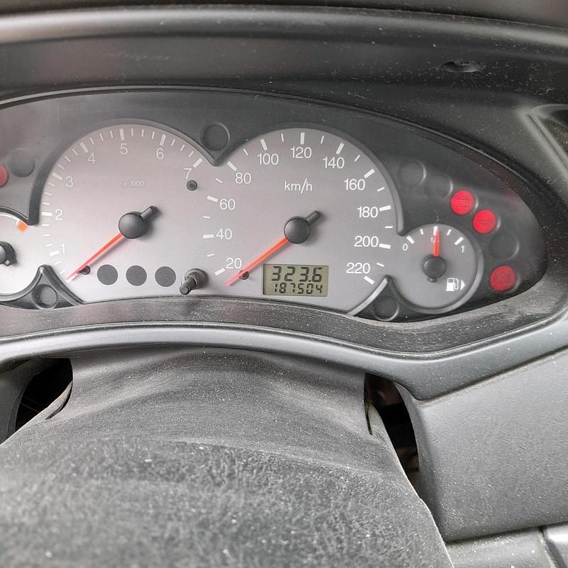 Weiß Gebraucht 1999 Ford Focus Limousine | 1.000 € - Bild 1/4