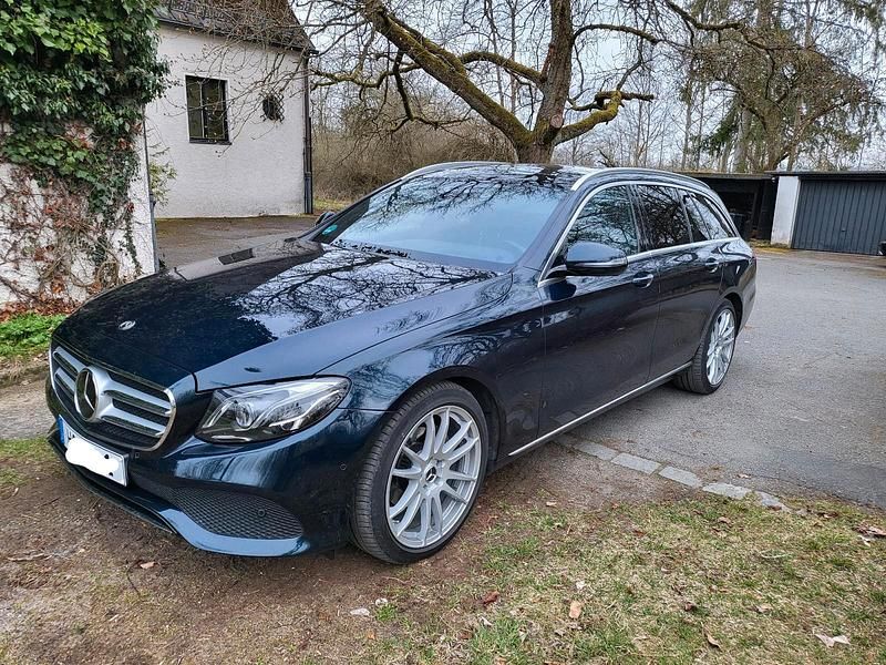 Grün Gebraucht 2017 Mercedes E220 Kombi | 20.990 € (Guter Preis) - Bild 1/4