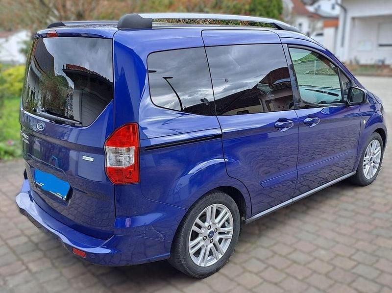 Gebraucht Ford Tourneo Courier Titanium 101 PS (74 kW) 2017 Blau Van / Kleinbus