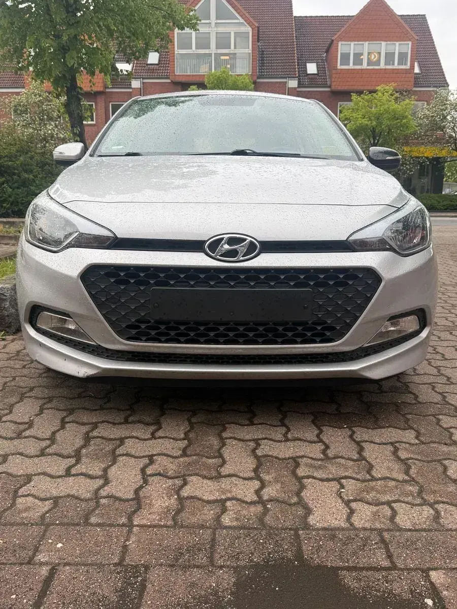 Gebraucht Hyundai i20 75 PS (55 kW) 2017 Silber Kleinwagen