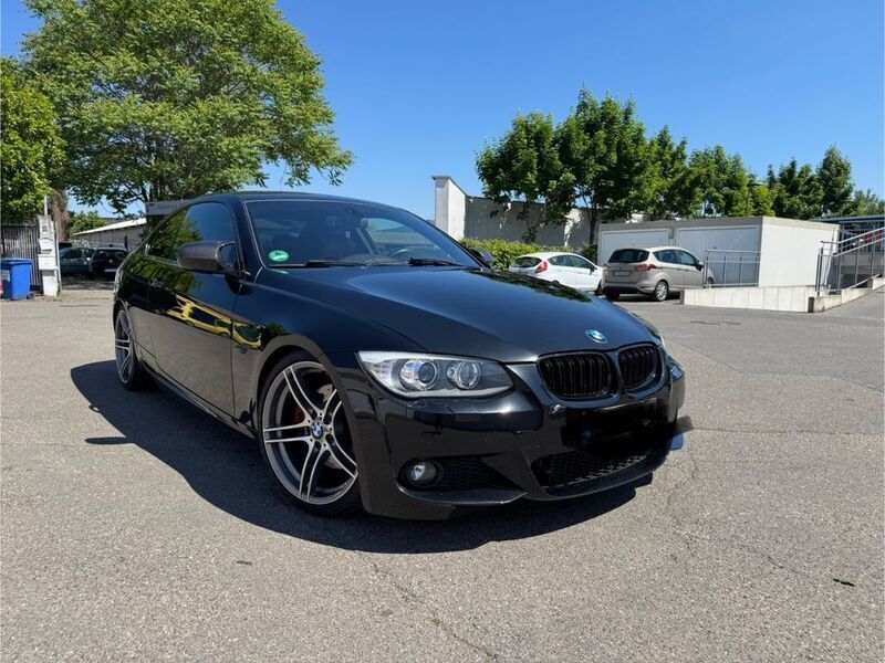 Schwarz Gebraucht 2011 BMW 330 Performance Coupé | 12.470 € (Fairer Preis) - Bild 1/4
