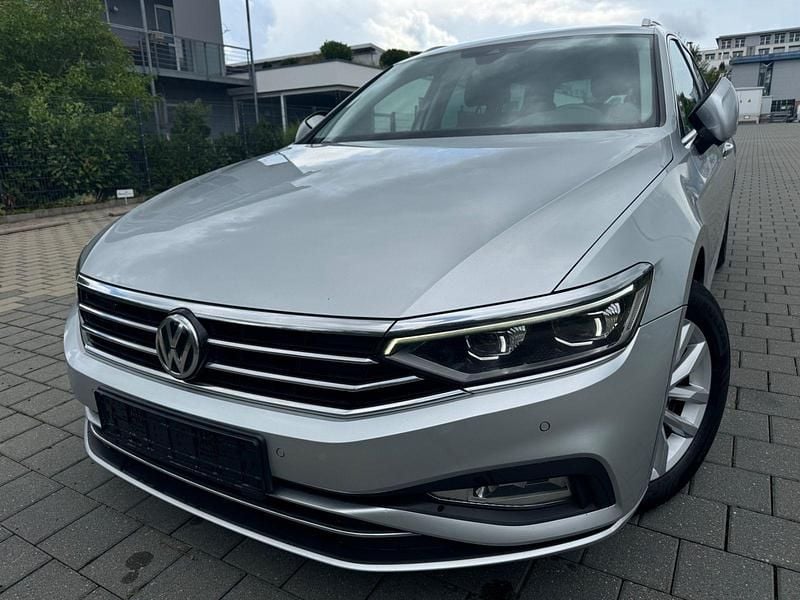 Silber Gebraucht 2020 VW Passat Kombi | 12.980 € (Superpreis) - Bild 1/4