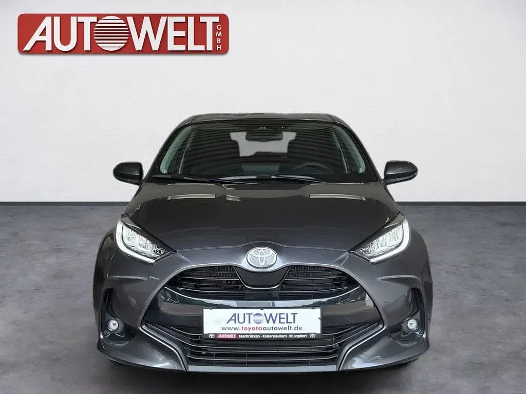 Neu Toyota Yaris 116 PS (85 kW) 2026 Grau Kleinwagen