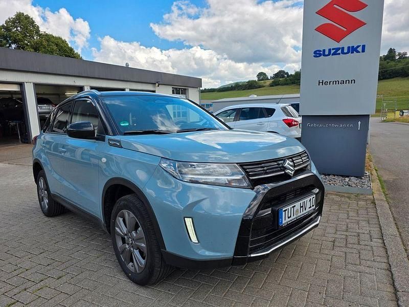 Grau Neu 2025 Suzuki Vitara Comfort SUV | 29.240 € (Teuer) - Bild 1/4