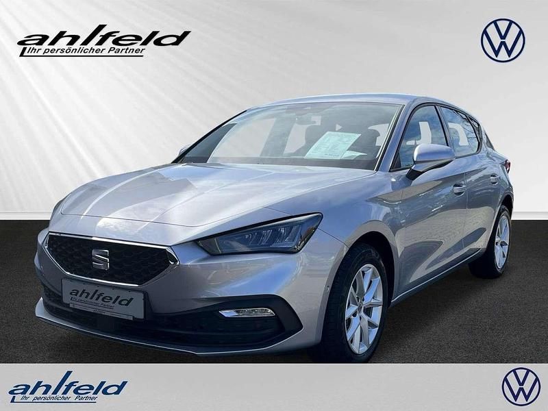 Urban silber Gebraucht 2023 Seat Leon Style Limousine | 23.830 € (Fairer Preis) - Bild 1/3