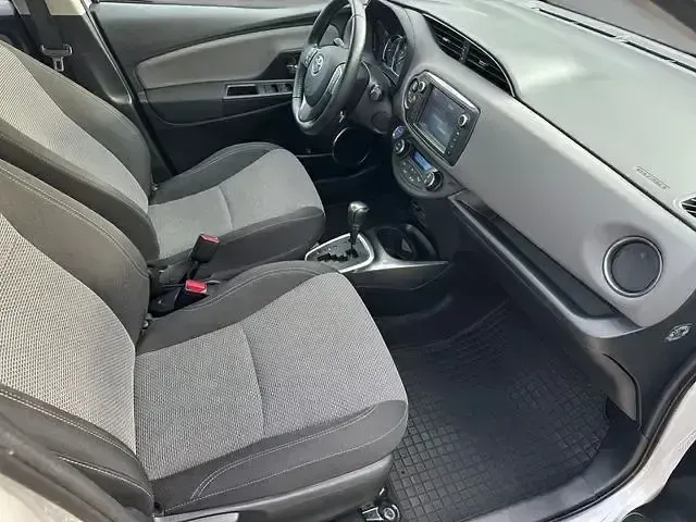 Gebraucht Toyota Yaris Hybrid 101 PS (74 kW) 2016 Silber Kleinwagen