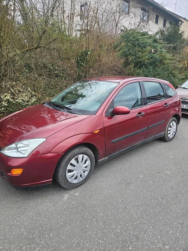 Second-hand Ford Focus 115 CP (84 kW) 1999 Roșu Hatchback