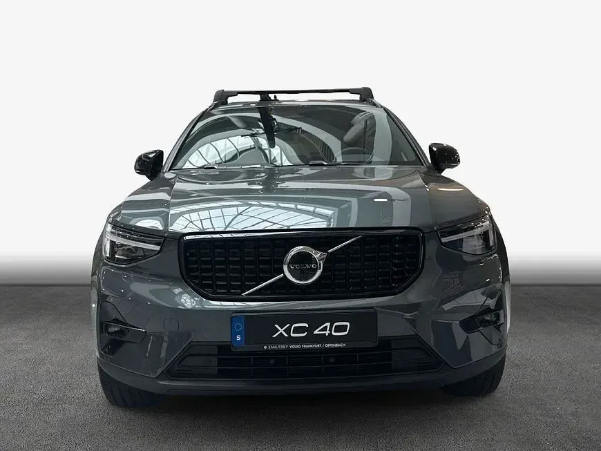 Neu Volvo XC40 Plus 163 PS (119 kW) 2026 Grün SUV