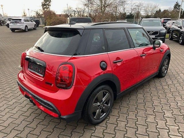 Gebraucht Mini Cooper S 178 PS (130 kW) 2023 Chili (solar) red Kleinwagen