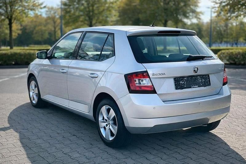 Gebraucht Skoda Fabia Ambition 75 PS (55 kW) 2015 Silber Limousine
