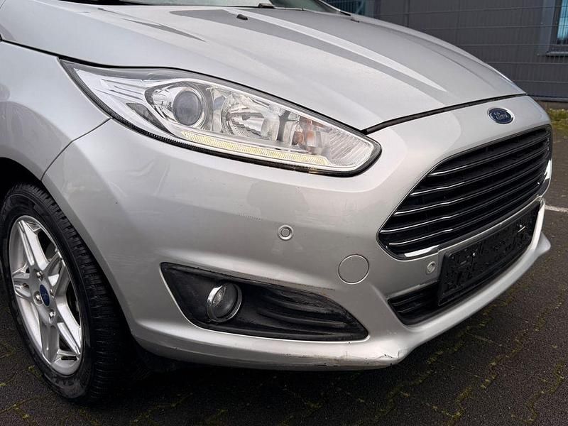Gebraucht Ford Fiesta Titanium 80 PS (58 kW) 2014 Silber Kleinwagen