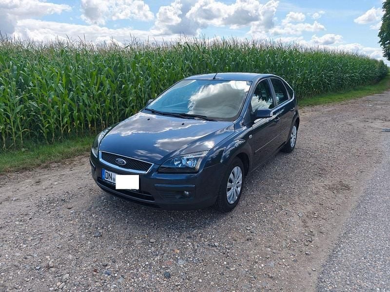 Grau Gebraucht 2007 Ford Focus Titanium Limousine | 1.300 € (Superpreis) - Bild 1/4
