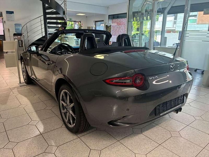 Neu Mazda MX5 Exclusive-Line 132 PS (97 kW) 2025 Machine grey Cabrio
