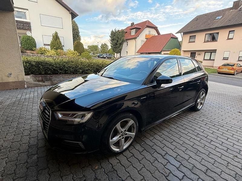 Schwarz Gebraucht 2017 Audi e-tron Sportback Sport SUV | 13.900 € - Bild 1/4