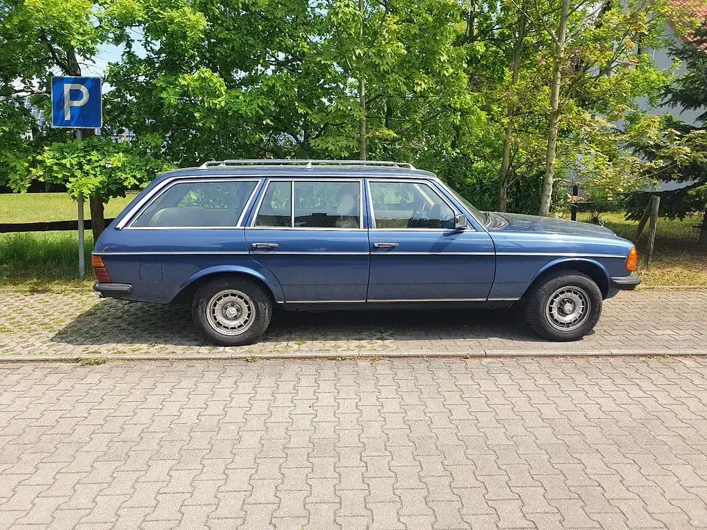 Gebraucht Mercedes 230 136 PS (100 kW) 1982 Blau Limousine