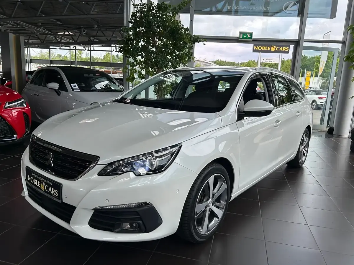 Gebraucht Peugeot 308 SW Allure 131 PS (96 kW) 2019 Weiss/metallic (metallic) Kombi