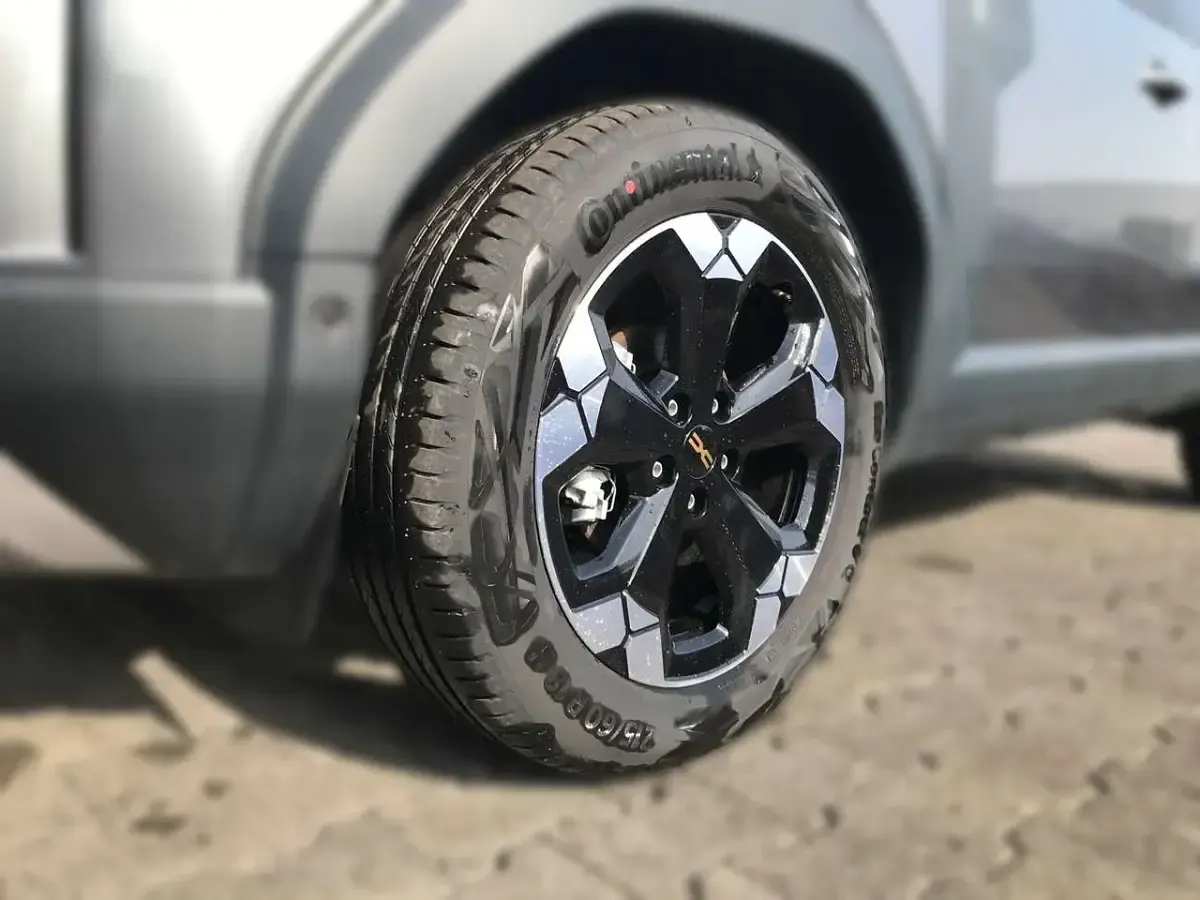 Neu Dacia Duster Extreme 91 PS (66 kW) 2025 Grau Limousine