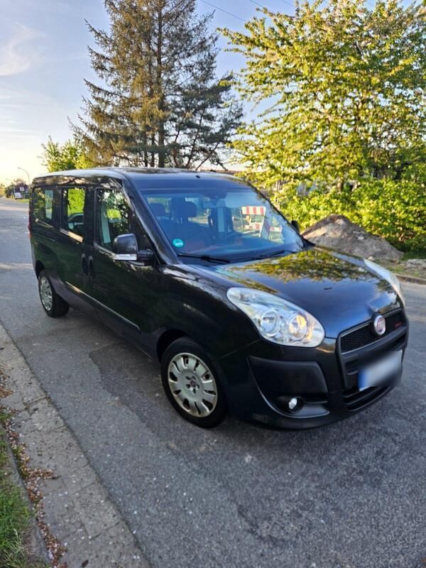 Schwarz Gebraucht 2012 Fiat Doblò Van / Kleinbus | 7.999 € - Bild 1/4