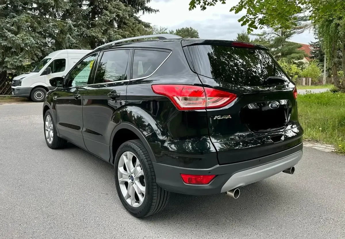 Usado Ford Kuga 163 HP (119 kW) 2015 Preto SUV