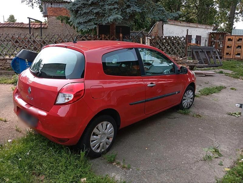 Gebraucht Renault Clio II 75 PS (55 kW) 2011 Rot Kleinwagen